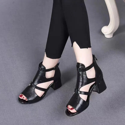 Zapatos de tacón romanos con puntera abierta.