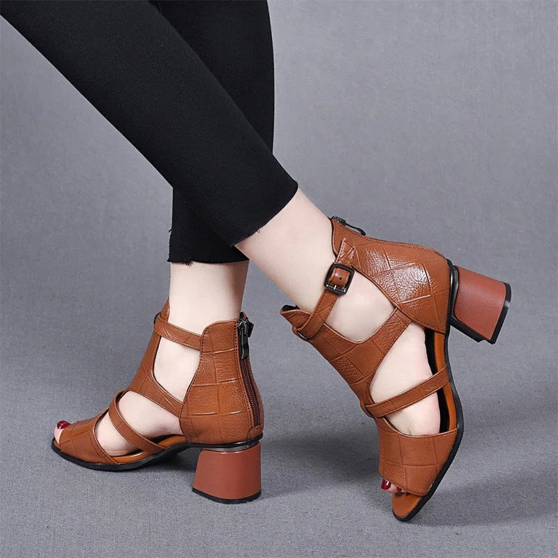 Zapatos de tacón romanos con puntera abierta.