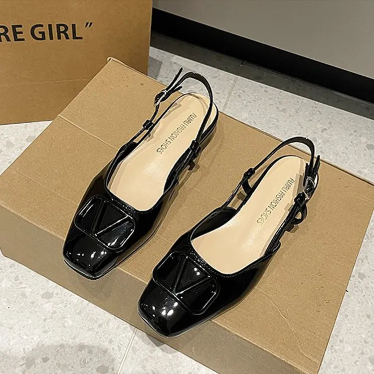 Zapatos de tacón de cuña de charol, diseño de punta cerrada, talón con cordones y hebilla en forma de V.