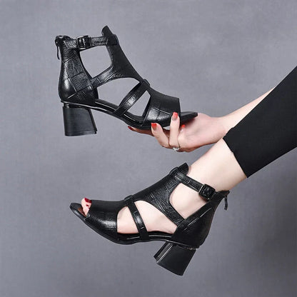Zapatos de tacón romanos con puntera abierta.