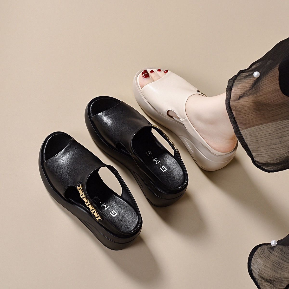 Zapatos de cuña de punta abierta de cuero