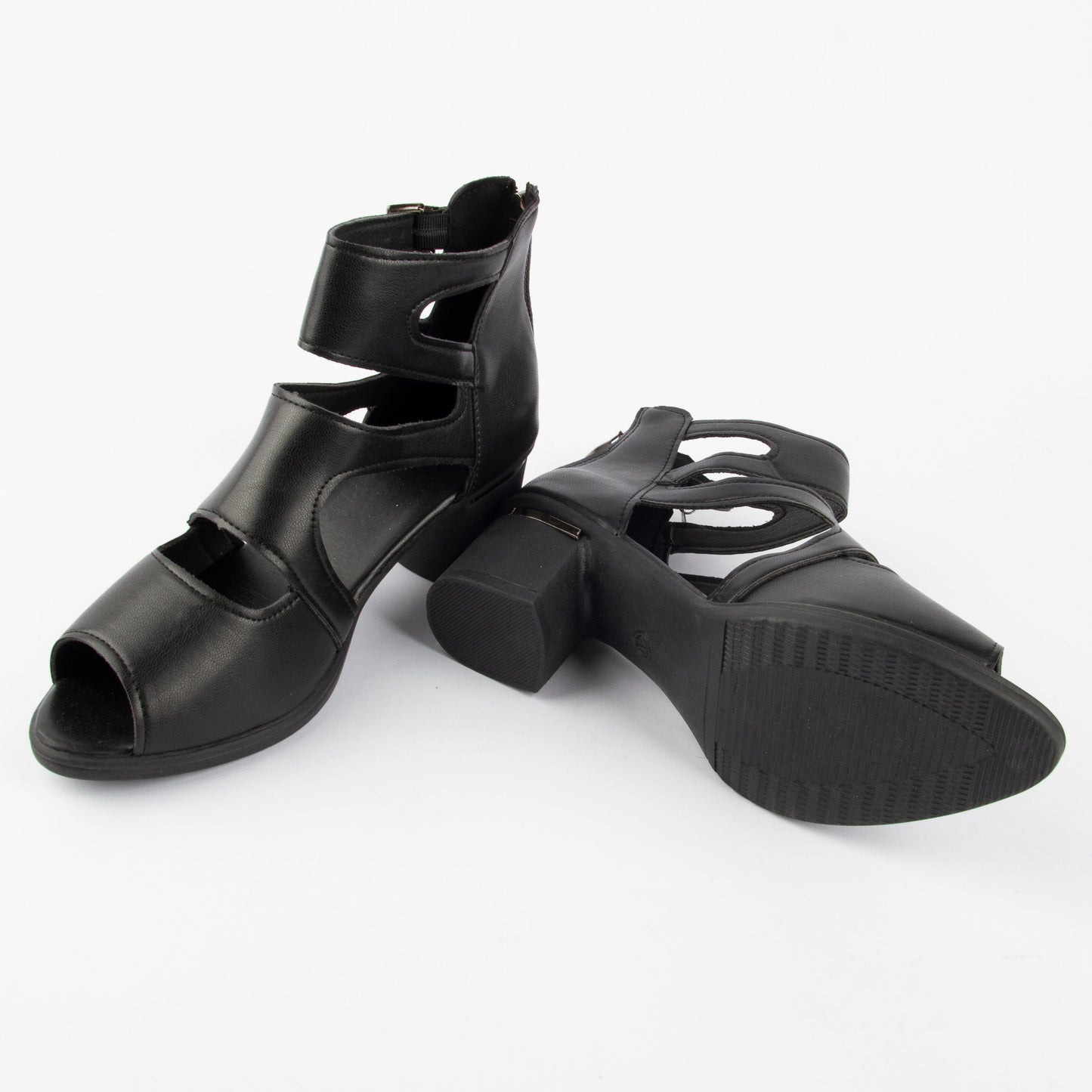 Zapatos de tacón alto romanos de piel suave con diseño de punta abierta.