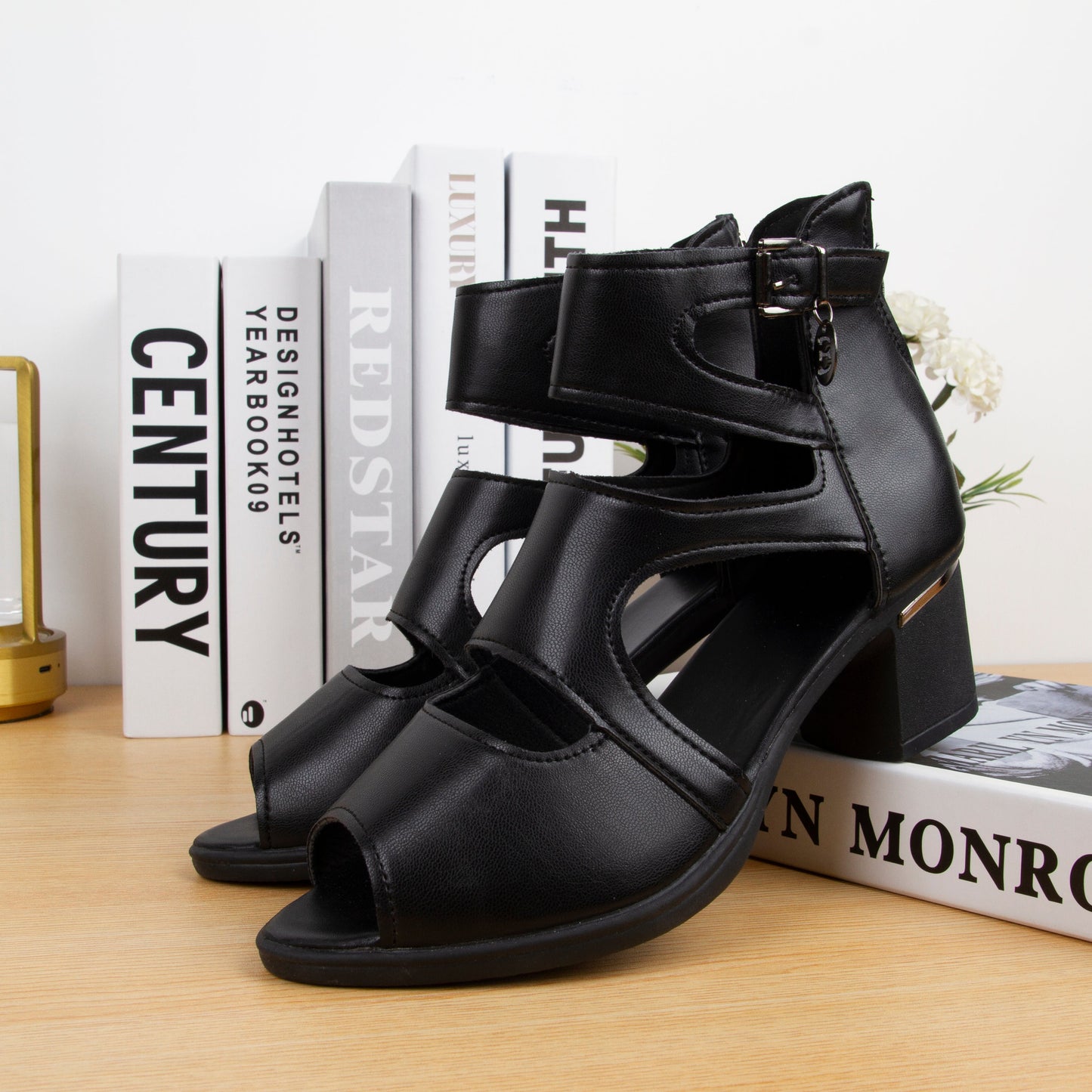 Zapatos de tacón alto romanos de piel suave con diseño de punta abierta.