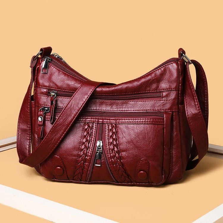 Bolso de piel con adornos de cremallera