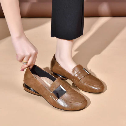 Zapatos de piel de tacón bajo con raya metálica