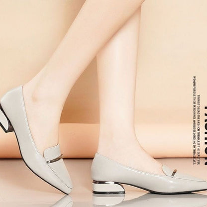 Nuevos y elegantes zapatos de cuero para mujer de moda.