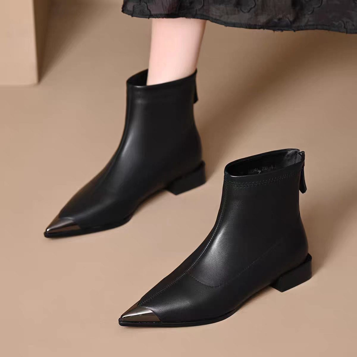 Botas de piel puntiagudas para mujer