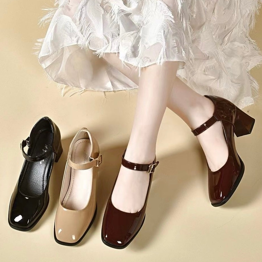 Zapatos de charol con tacón grueso