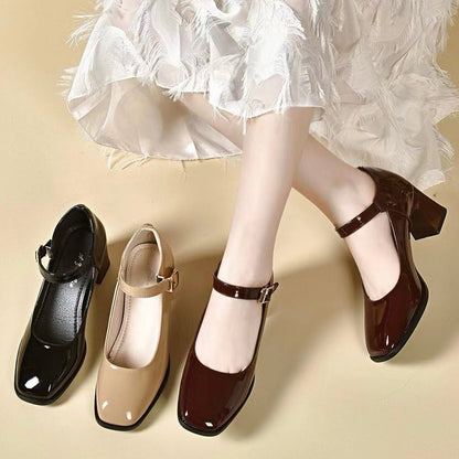 Zapatos de charol con tacón grueso