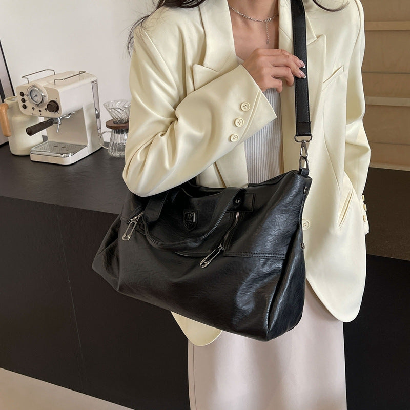 Bolso de hombro sofisticado y versátil