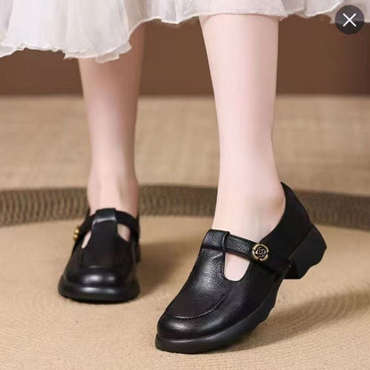 Zapatos nuevos de piel suave con hebilla, suela gruesa y punta redonda.