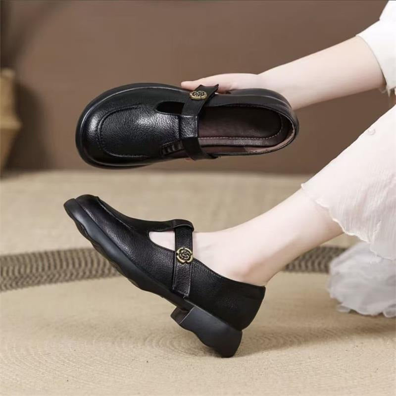 Zapatos nuevos de piel suave con hebilla, suela gruesa y punta redonda.