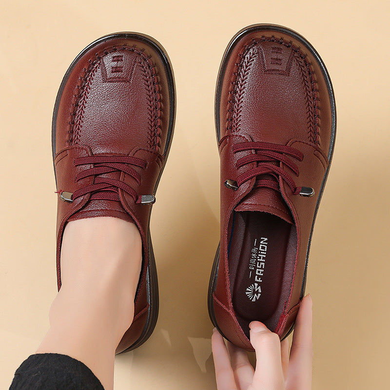 Zapatos de piel con tiras y costuras.