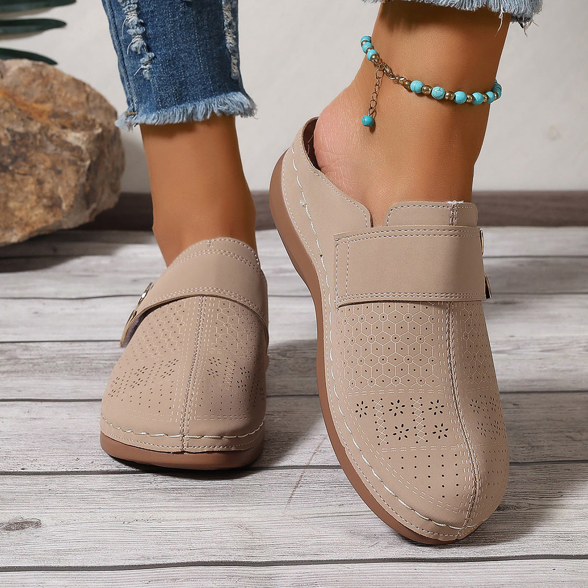 Zapatos de mujer con recortes metálicos