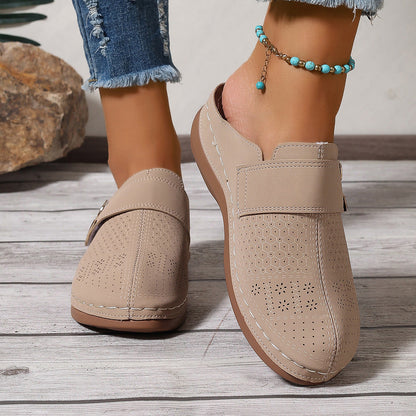 Zapatos de mujer con recortes metálicos