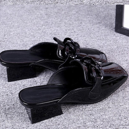 Zapatillas de piel de tacón bajo con cadena