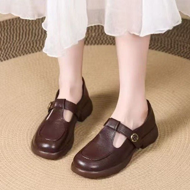 Zapatos nuevos de piel suave con hebilla, suela gruesa y punta redonda.