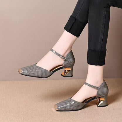 Zapatos de tacón alto con punta cuadrada metálica y tacón grueso bajo.