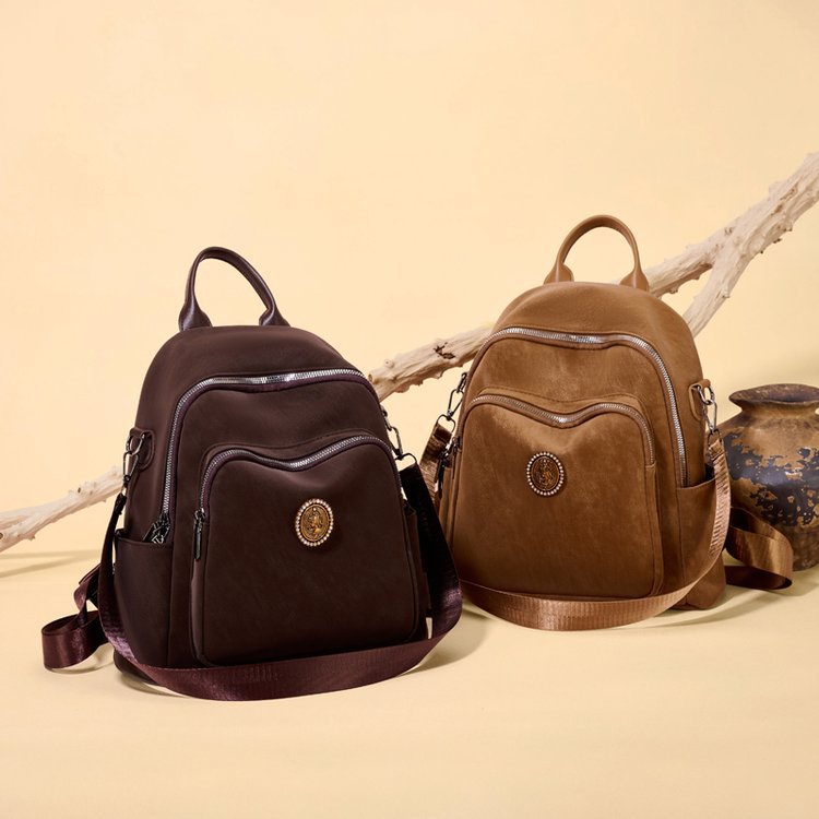 Nueva mochila femenina elegante y versátil.