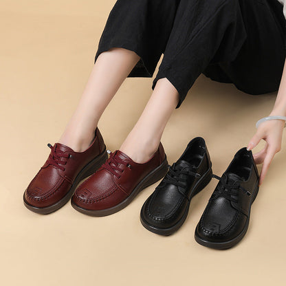 Zapatos de piel con tiras y costuras.