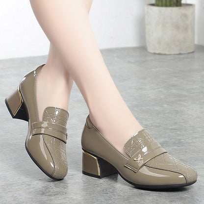 Zapatos de piel a cuadros con tacón medio y diseño de mariposa