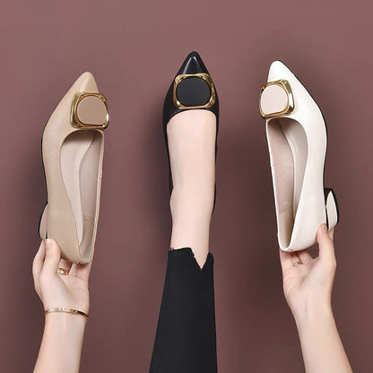 Zapatos de cuero con punta puntiaguda y tacón bajo