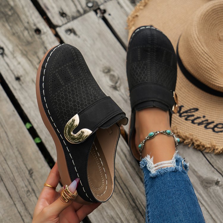 Zapatos de mujer con recortes metálicos