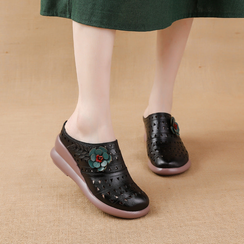 Zapatos de cuero calados, decorados con flores.