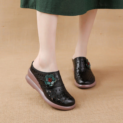 Zapatos de cuero calados, decorados con flores.
