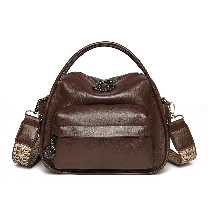Bolso de mano informal de piel suave y ligera con textura.