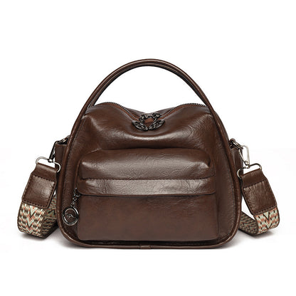 Bolso de mano informal de piel suave y ligera con textura.
