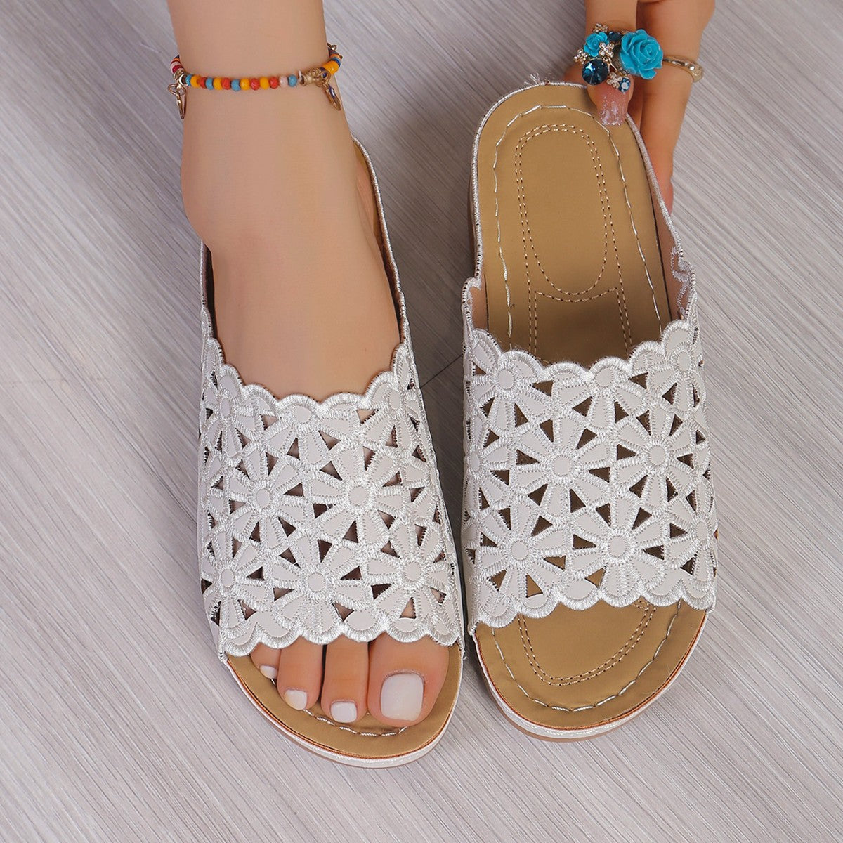 ✨Sandalias de cuña con flores recortadas