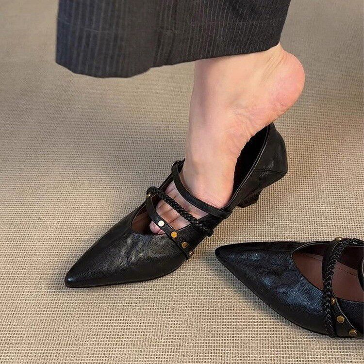 Zapatos planos con hebilla y punta afilada