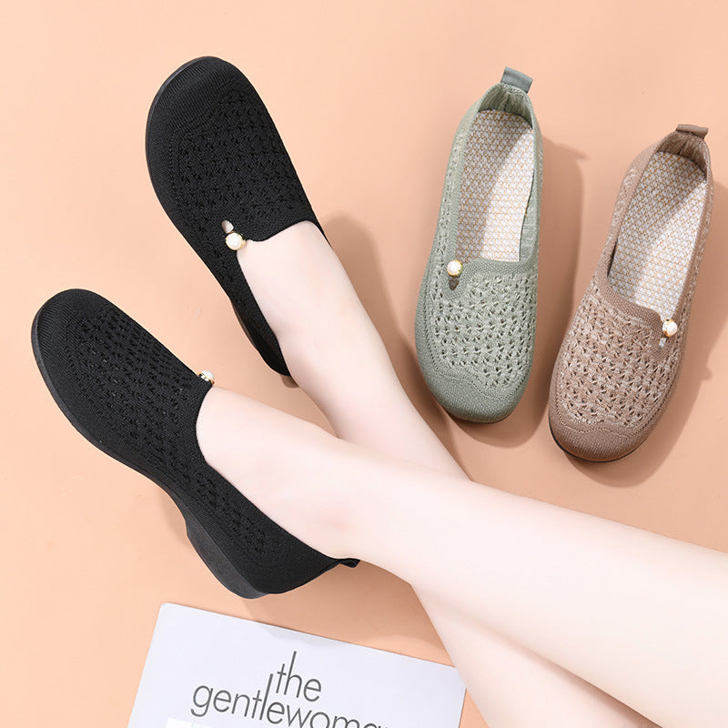 Zapatos informales adornados con perlas.