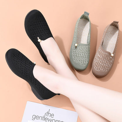 Zapatos informales adornados con perlas.