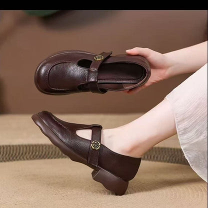 Zapatos nuevos de piel suave con hebilla, suela gruesa y punta redonda.