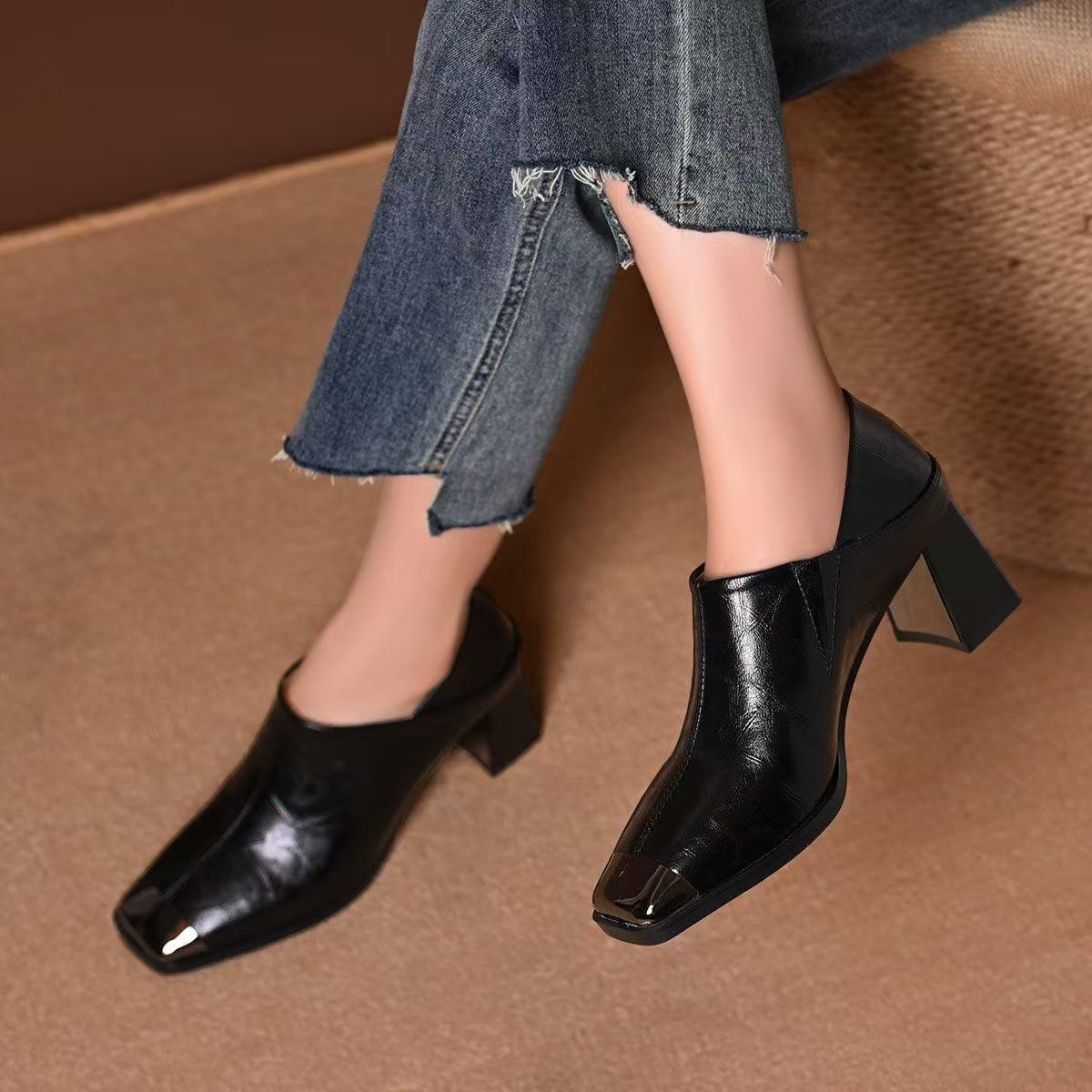 Zapatos de piel con tacón medio y puntera metálica