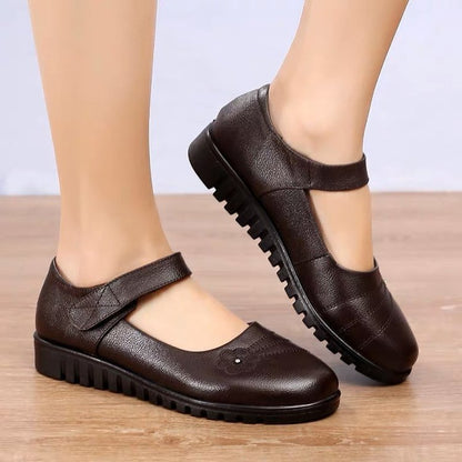 Zapatos de piel con velcro y pequeñas flores