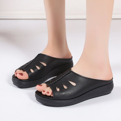 Sandalias de verano de piel suave con suela gruesa.