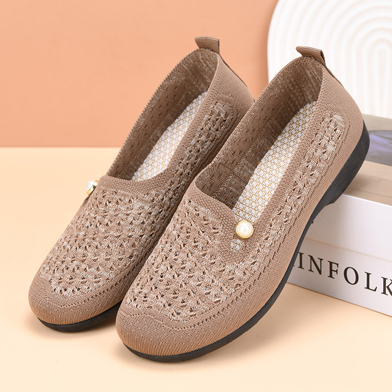 Zapatos informales adornados con perlas.