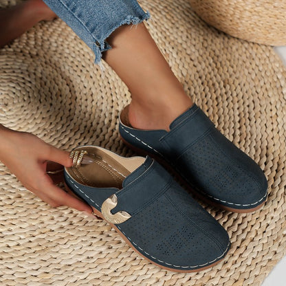 Zapatos de mujer con recortes metálicos