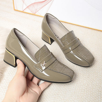 Zapatos de piel a cuadros con tacón medio y diseño de mariposa