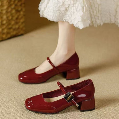 Elegantes zapatos de mujer de charol de boca baja