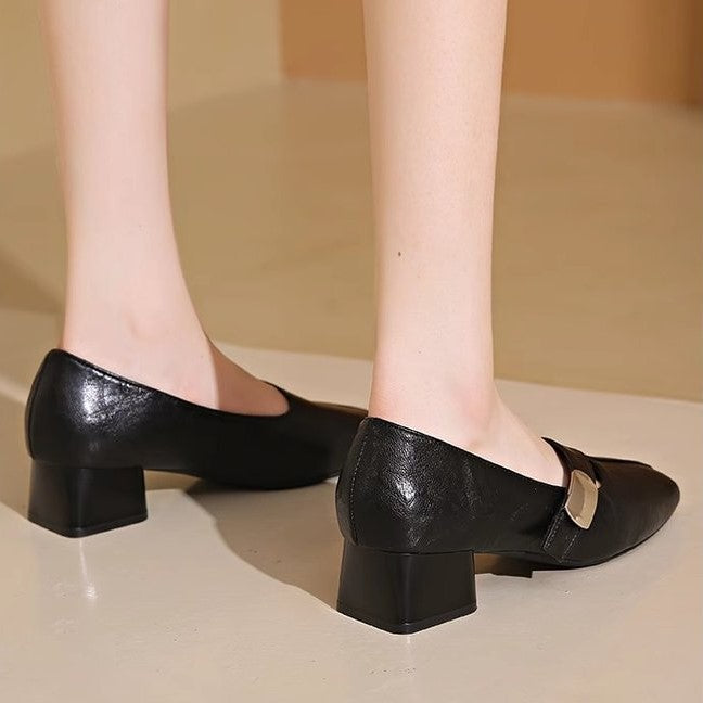 Zapatos elegantes de mujer con laterales ahuecados.