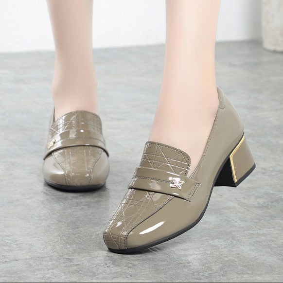 Zapatos de piel a cuadros con tacón medio y diseño de mariposa