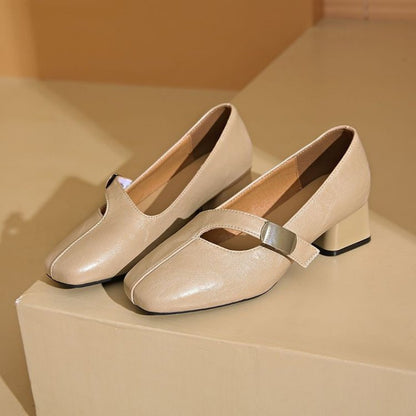 Zapatos elegantes de mujer con laterales ahuecados.