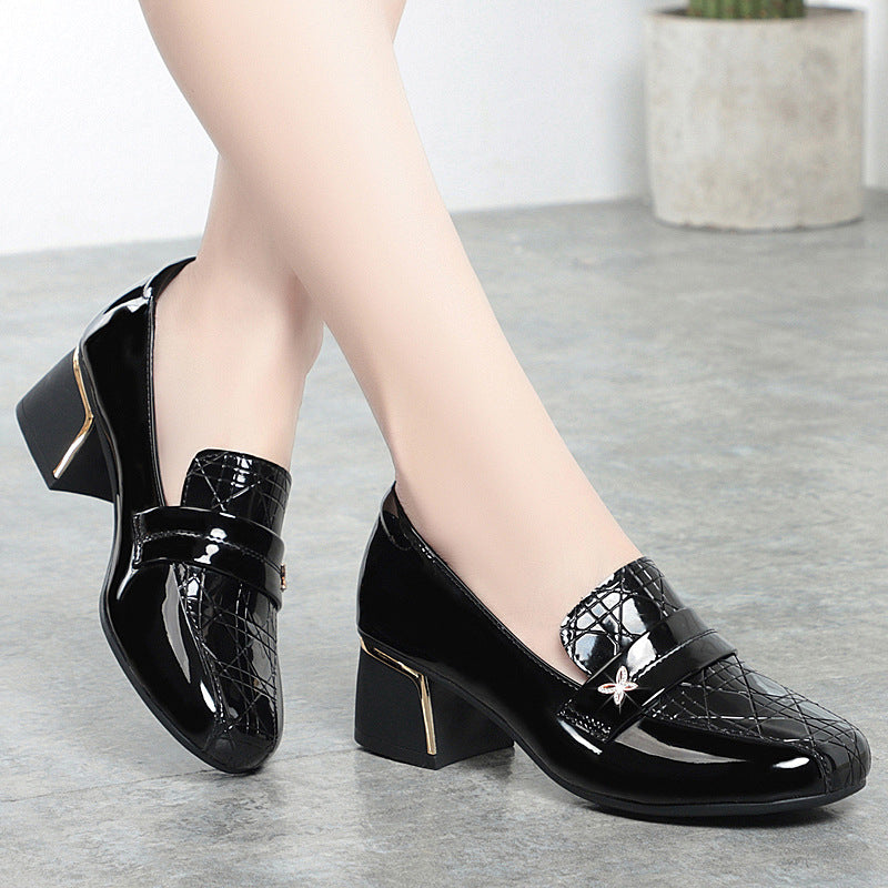 Zapatos de piel a cuadros con tacón medio y diseño de mariposa