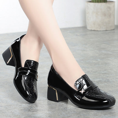 Zapatos de piel a cuadros con tacón medio y diseño de mariposa