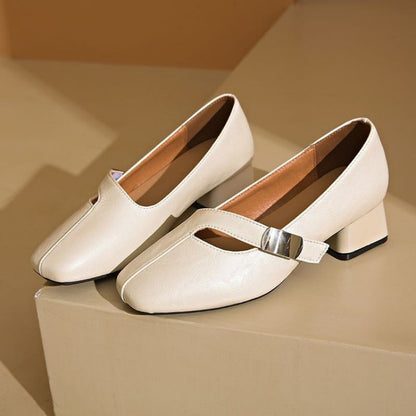 Zapatos elegantes de mujer con laterales ahuecados.