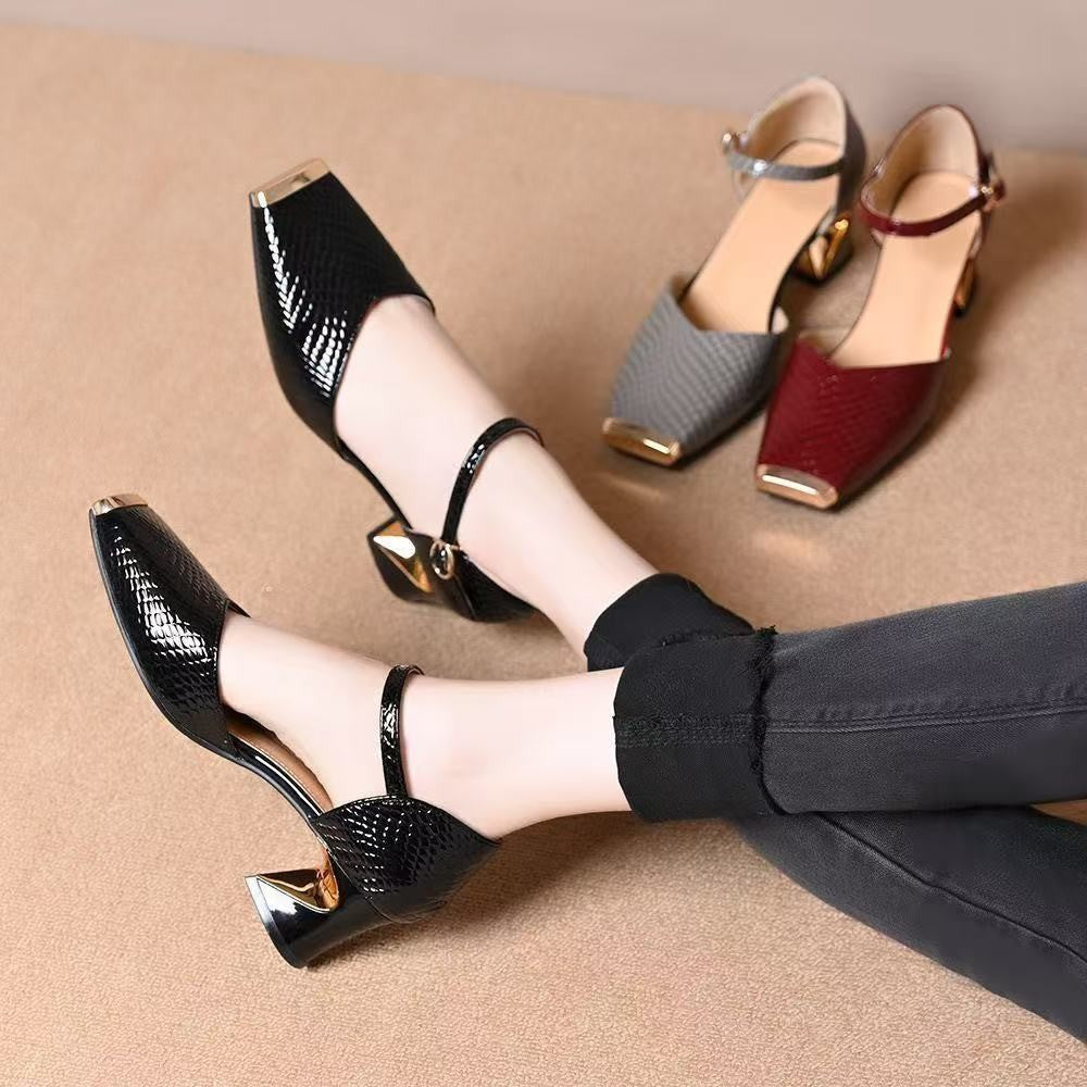 Zapatos de tacón alto con punta cuadrada metálica y tacón grueso bajo.